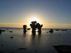 Dies ist einer der berühmtesten Raukfelsen in Gamle Hamn auf Fårö (Gotland). Er wird auch als 