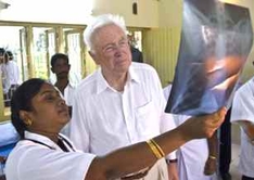 2007 besuchte Dr. Heinz-Horst Deichmann eine Tuberkuloseklinik in Indien (Foto: DEICHMANN)