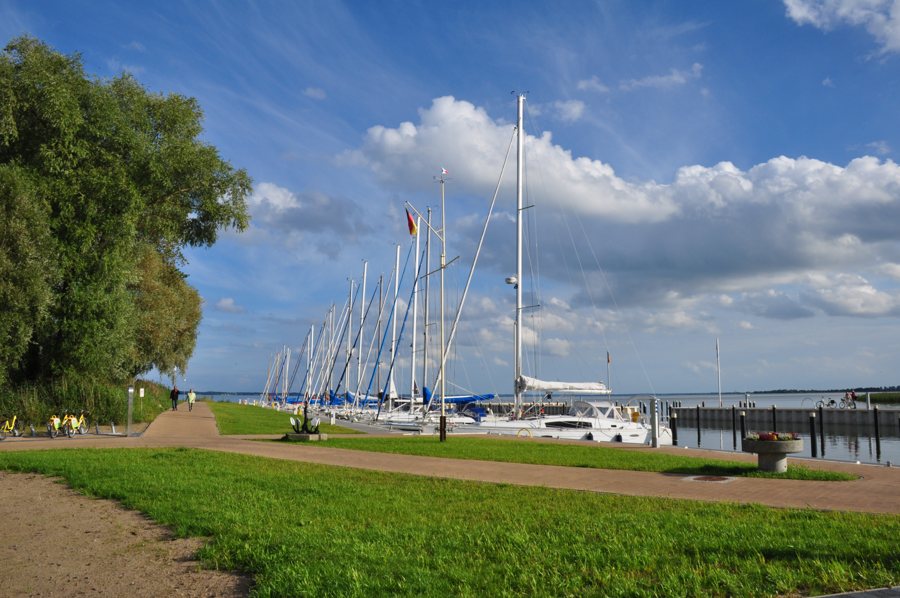 Segelboote in einer Marina an der Ostseeküste