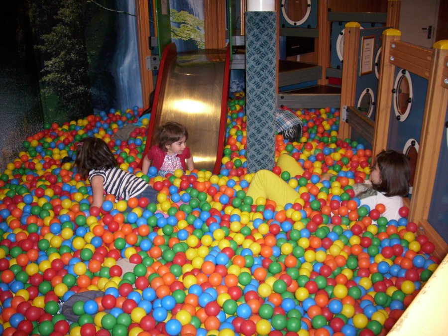 Kinder spielen in einem Indoor-Ballbad