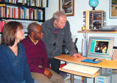 H. Kuessner mit den Vorstandsmitgliedern Iris Prothmann und Isaac Obuba bei den Reisevorbereitungen (Foto: Gerhard Buchheister)