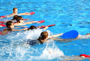 Im freizeitbad Greifswald finden Kurse wie Aquacycling, Wassergymnastik und Schwimmkurse für Kinder statt